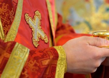 الكاهن وحياته