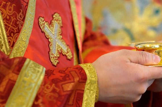 الكاهن وحياته