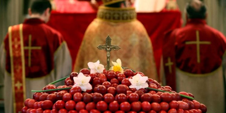 لماذا يتم ترتيل في أحد الفصح ترتيلة : “أنتم الذين بالمسيح اعتمدتم، المسيح قد لبستم”؟