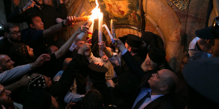 فيض النّور السنوي: هل نحتفل فيه بالقيامة؟ – الأب نقولا سجيع الشامي