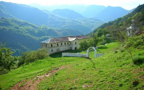 دير القديسة مارينا (جبل لانجا – ألبانيا) – كنائس متفرقة