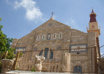 كَنِيسة ومَزَارُ قَطْعُ رأْس يوحنا المعمدان (دير اللاتين)، مَأْدَبا، الْأُرْدُنّ – قلعة مكاور “قلعة المشنقة”- كنائس متفرقة