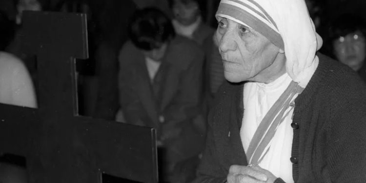 ماذا تعرف عن ترائي يسوع للأمّ تريزا؟