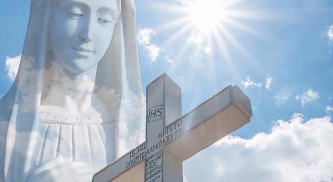 كيف تنسى أم النور أن تقدم فخرًا واعتزازًا بالصليب الذي علق عليه ابنها لأجل كل أحد؟!