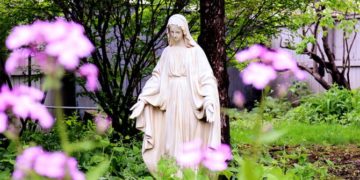 مريم العذراء… فجر يسبق شروق المخلّص