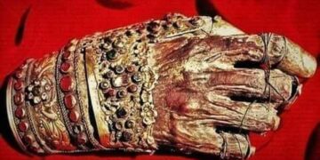 جمجمة القديس يوحنا الذهبي الفم ويده اليمنى