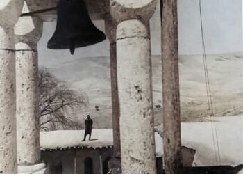 دير “مار سركيس وباخوس” فوق صخرة “الفج الغربي” في “معلولا” الصورة في خمسينيات القرن الماضي في مقال لمجلة France Illustration