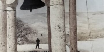 دير “مار سركيس وباخوس” فوق صخرة “الفج الغربي” في “معلولا” الصورة في خمسينيات القرن الماضي في مقال لمجلة France Illustration