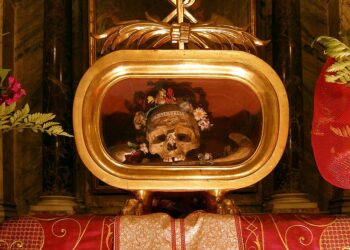 جمجمة القديس فالنتين فى روما شاهدة على رعايته سر الزواج