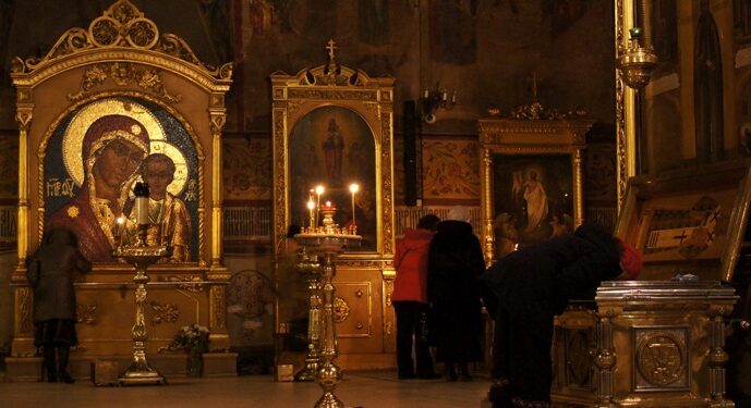 الفرق بين التكريم والتبجيل الواجب للأيقونات المقدّسة وبين العبادة والسجود الواجب لله