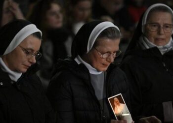 صوت البابا فرنسيس يعانق المؤمنين في ساحة القديس بطرس: شكرًا على صلواتكم \ مارس 2025,7