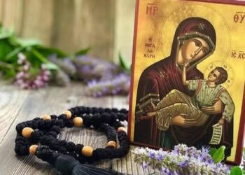 أنا العبدة والأم