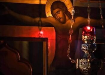 إذا كان المسيح قد صُلبَ يوم الجمعة العظيمة فلماذا تُرتّلون في مساء الخميس العظيم “اليوم عُلِّقَ على خشبة…” ؟!