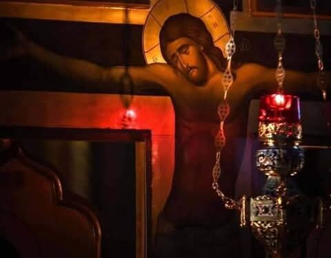 إذا كان المسيح قد صُلبَ يوم الجمعة العظيمة فلماذا تُرتّلون في مساء الخميس العظيم “اليوم عُلِّقَ على خشبة…” ؟!