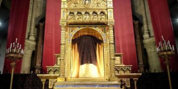 كاتدرائية سان دوني – رداء آلام السيد المسيح التاريخي الموجود في البازيليك (Saint Denys) – كنائس متفرقة