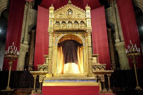 كاتدرائية سان دوني – رداء آلام السيد المسيح التاريخي الموجود في البازيليك (Saint Denys) – كنائس متفرقة