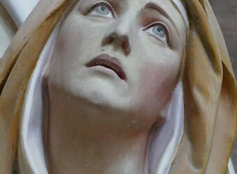 مريم عند أقدام الصليب