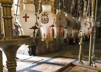 حجر المسحة أو الدهن في كنيسة القيامة