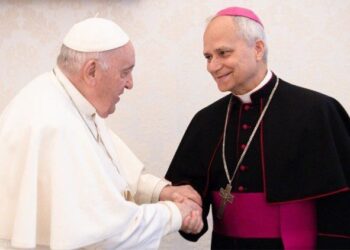 نتذكر ماقاله الكاردينال بريفوست عن البابا فرنسيس في مقابلتين أجرتهما معه دائرة التواصل الفاتيكانية في أيار ٢٠٢٣ “البابا فرنسيس كان سخيا وضحى بكل شيء في سبيل الكنيسة”