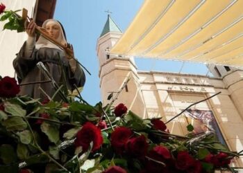 القديسة ريتا و أعجوبة الوردة والتين والعود اليابس الذي سقته يومياً