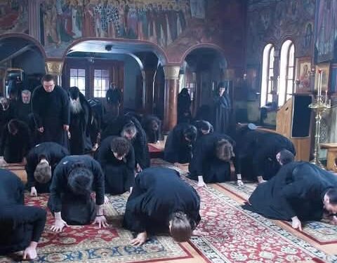 ” الرُّكُوْعُ ثلاثَ مرَّاتٍ، فِي صَلَاةِ السَّجْدَةِ،  عَشِيَّةَ أَحَدِ العَنْصَرَة”