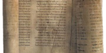 كيف وصل إلينا الكتاب المقدس ؟ وماهي المخطوطات والترجمات الخاصة به ؟