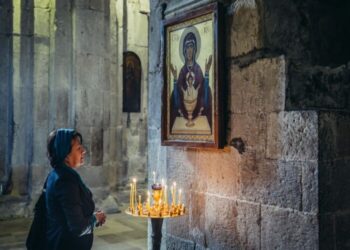 تحدث إلى والدة الإله …