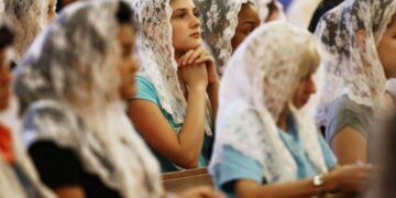 إن لباسكن الكامل الاحتشام المقترن بحشمتكنّ الداخلية يضفى عليكن حضوراً خاصاً وجمالًا سماوياً