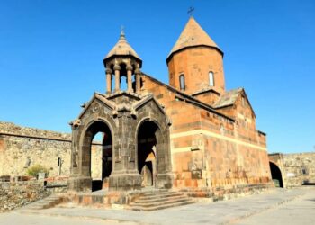 دير “خور فيراب” في أرمينيا – كنائس متفرقة