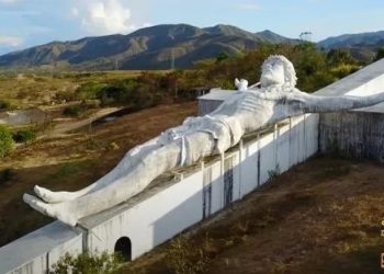 أكبر صليب في العالم للمسيح المصلوب – كنائس متفرقة