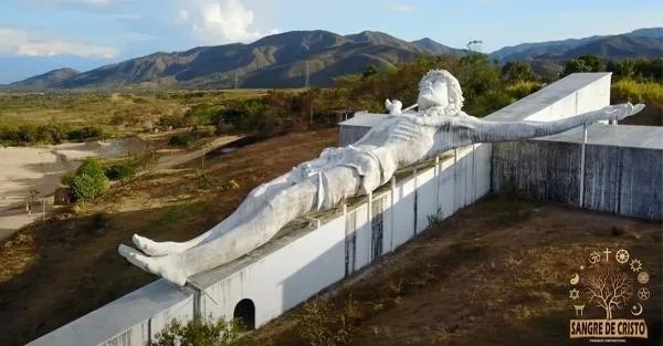 أكبر صليب في العالم للمسيح المصلوب – كنائس متفرقة