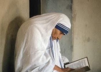 كتبت الأم تيريزا هذه الكلمات على جدار منزلها للأطفال في كلكتا بالهند