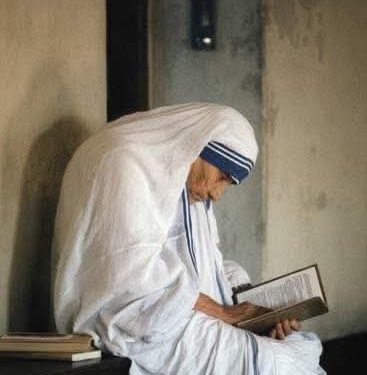 كتبت الأم تيريزا هذه الكلمات على جدار منزلها للأطفال في كلكتا بالهند