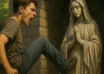 طالب جامعي ركل تمثال مريم العذراء – وما حدث بعد ذلك ترك الجميع في رهبة