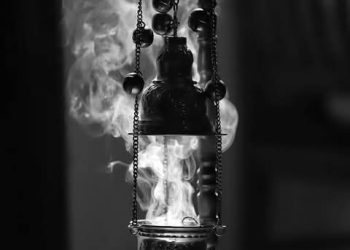 عندما يبخر الكاهن في الخدم الكنسية