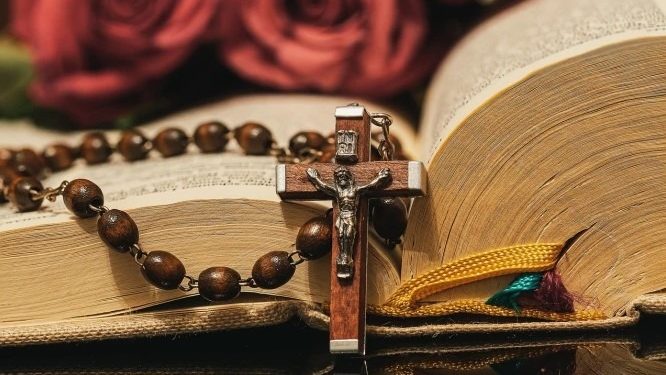 المسبحة الورديّة تأمّلٌ في وجه يسوع مع أمّه مريم