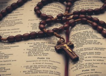 لماذا تُعتبر المسبحة الورديّة سلاحاً قويًّا ضدّ التجارب؟