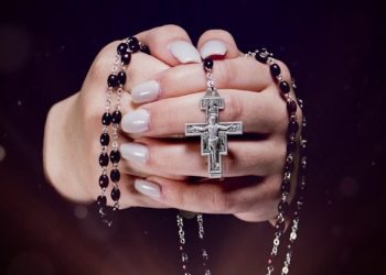 ١٠ دوافع لكي تصلي مسبحة الورديّة كل يوم