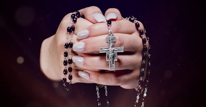 ١٠ دوافع لكي تصلي مسبحة الورديّة كل يوم