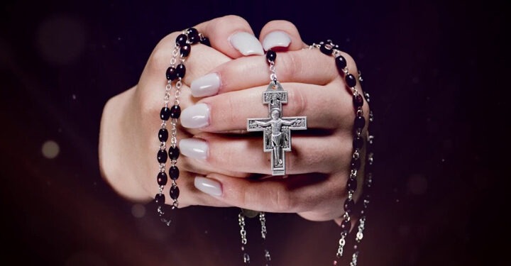 ١٠ دوافع لكي تصلي مسبحة الورديّة كل يوم