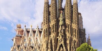 كنيسة ساغرادا فاميليا “العائلة المقدسة” في برشلونة – كنائس متفرقة