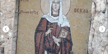 أيقونة فسيفسائية للقديسة تقلا في مدخل الفج الصخري معلولا