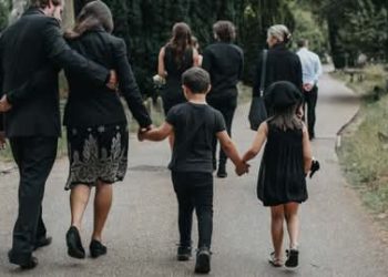 لبس السواد من أجل الميت: بين العادة والإيمان