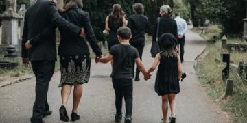 لبس السواد من أجل الميت: بين العادة والإيمان