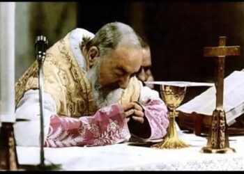 سأل أحدهم مرة” القديس بادري بيو: ما هي مشكلة التصفيق في القداس؟.