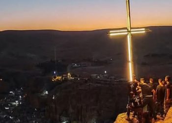 من أخبار الآباء القديسين … بقوة الصليب تراجع البحر!!