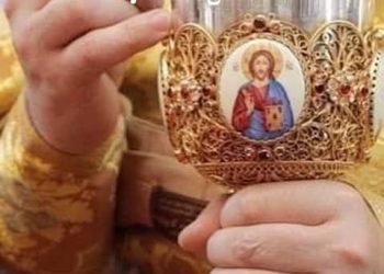 معجزة: القربان المقدس”عالق” داخل الكأس المقدسة!