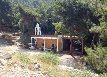 كنيسة مار أفرام الأثرية – درعون – كنائس لبنان