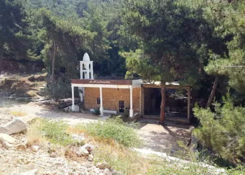 كنيسة مار أفرام الأثرية – درعون – كنائس لبنان