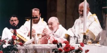 القديس الأب بيو حول كيفية حضور القداس